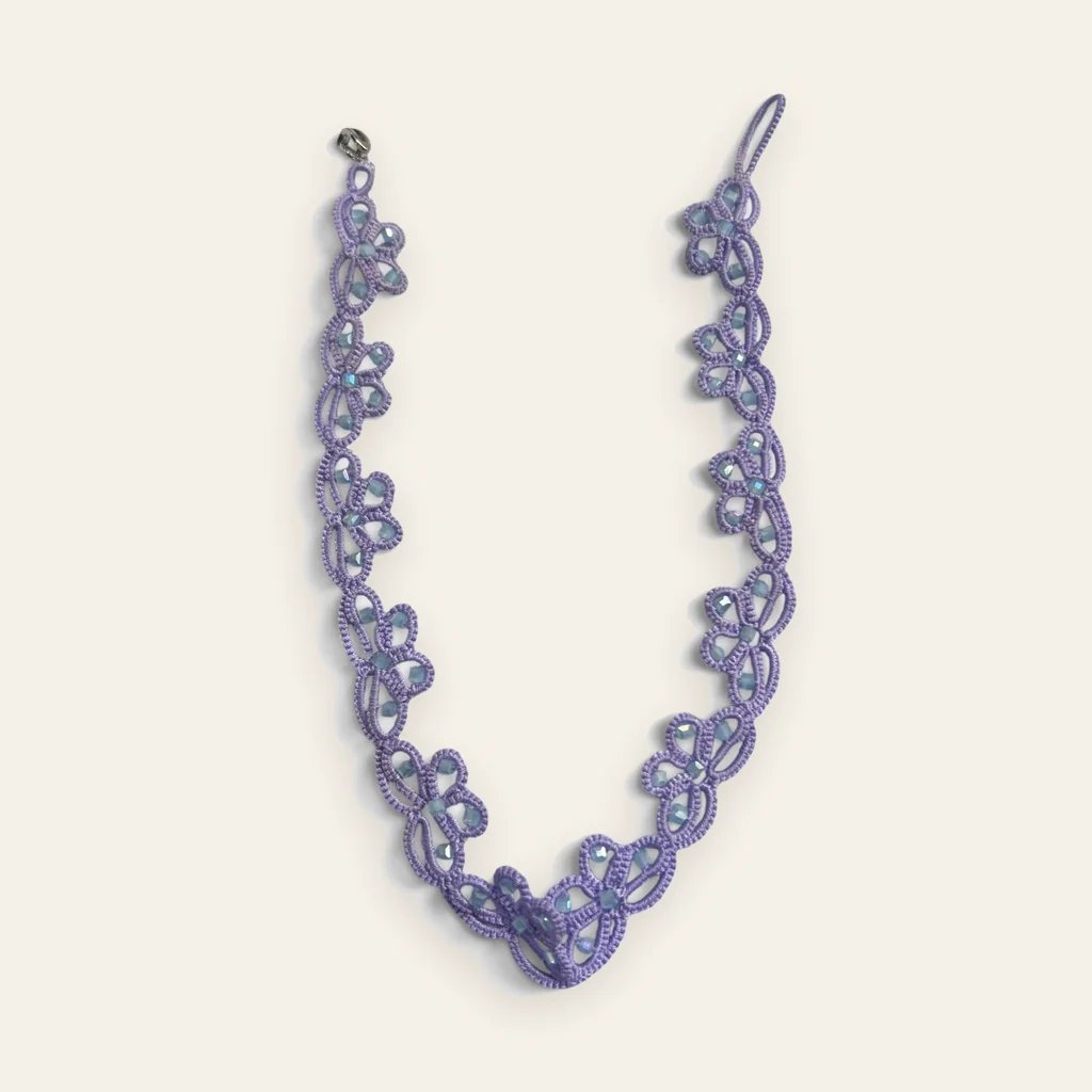Collar Mariposa de Lavanda: gargantilla de encaje frivolité tejido a mano en hilo lila mate, con cuentas facetadas celeste opal