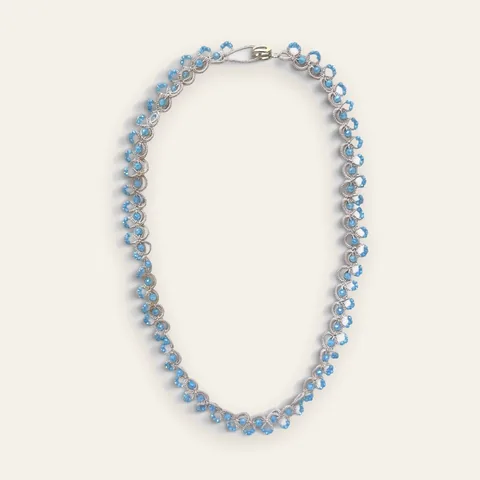 Collar Onda Marina: gargantilla de encaje frivolité tejido a mano en hilo plateado con reflejo perlado, con mostacillas color celeste turquesa
