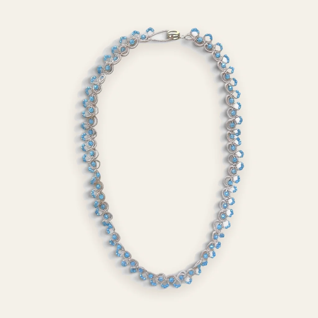 Collar Onda Marina: gargantilla de encaje frivolité tejido a mano en hilo plateado con reflejo perlado, con mostacillas color celeste turquesa