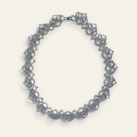 Collar Reina de Hielo: gargantilla de encaje frivolité tejido a mano en hilo metalizado plateado, con cristales facetados incoloros y mostacillas transparentes
