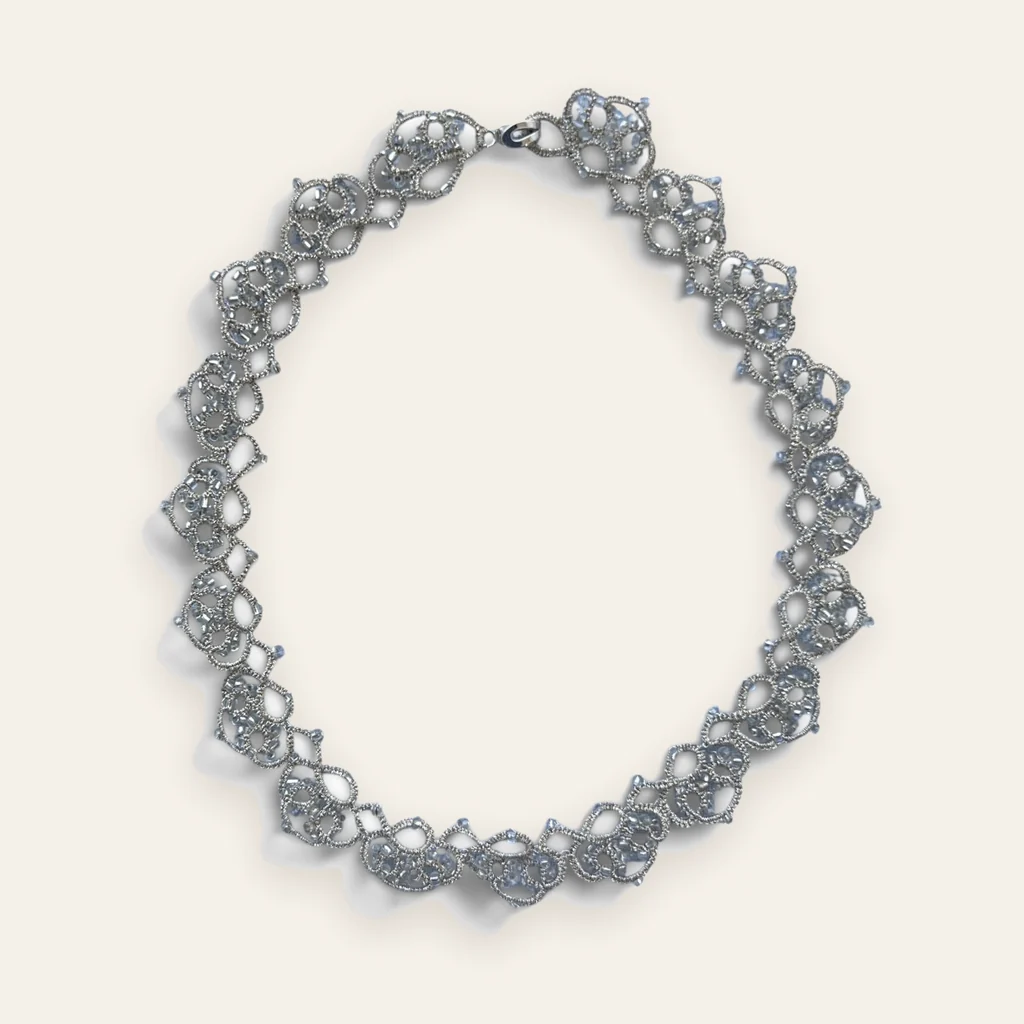 Collar Reina de Hielo: gargantilla de encaje frivolité tejido a mano en hilo metalizado plateado, con cristales facetados incoloros y mostacillas transparentes