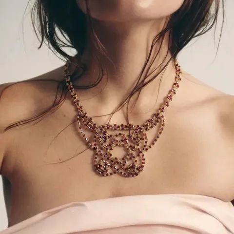 Collar Vino Chic de encaje frivolité con mostacillas granate y doradas, puesto en el cuello