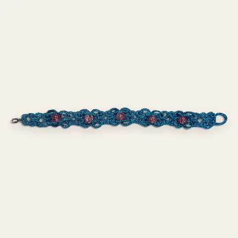 Pulsera Arrecife Rosa: pulsera de eslabones de encaje frivolité tejido a mano en hilo metalizado azul turquesa, con cuentas de vidrio rosa translúcido