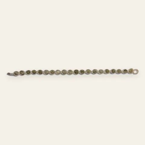 Pulsera Camino de Piedras: pulsera de eslabones de encaje frivolité tejido a mano en hilo metalizado plateado envejecido, con piedras facetadas gris verdosas