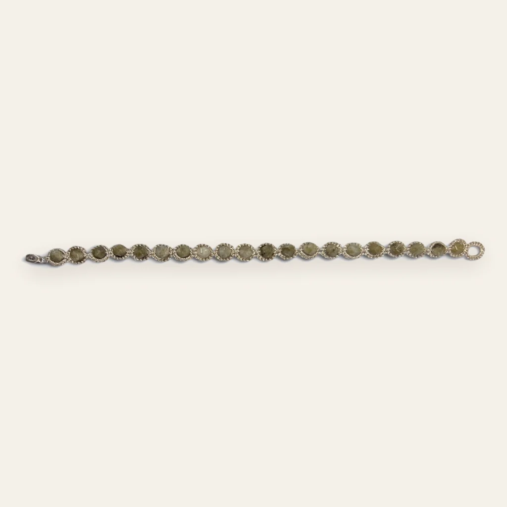Pulsera Camino de Piedras: pulsera de eslabones de encaje frivolité tejido a mano en hilo metalizado plateado envejecido, con piedras facetadas gris verdosas