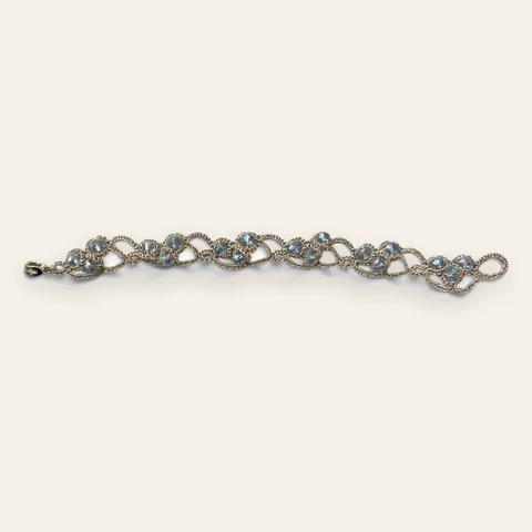 Pulsera Cristal de Agua: pulsera de eslabones de encaje frivolité tejido a mano en hilo metalizado plata champán, con cristales facetados celestes de reflejo irisado