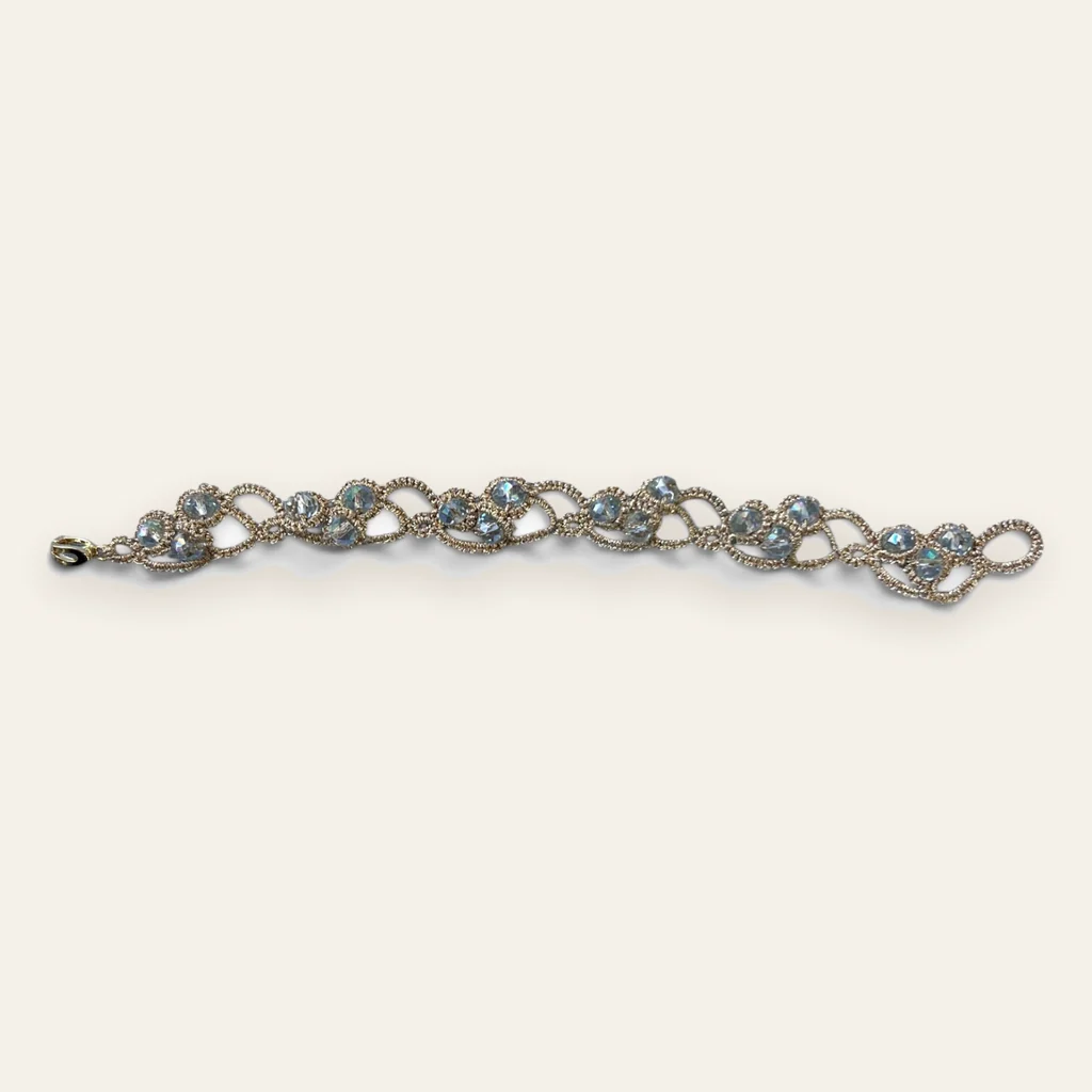 Pulsera Cristal de Agua: pulsera de eslabones de encaje frivolité tejido a mano en hilo metalizado plata champán, con cristales facetados celestes de reflejo irisado