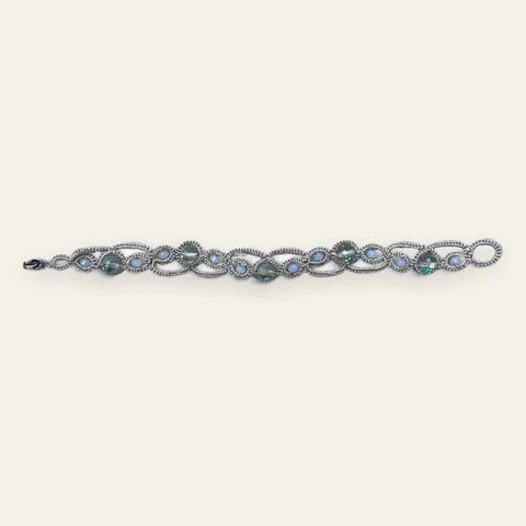 Pulsera Encaje de Plata: pulsera de eslabones de encaje frivolité tejido a mano en hilo metalizado plateado, con cristales facetados transparentes y mostacillas blancas opalinas