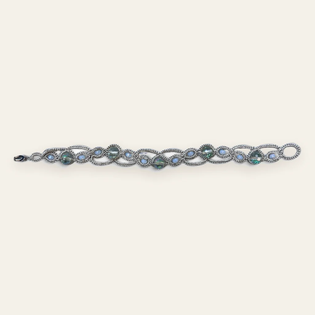 Pulsera Encaje de Plata: pulsera de eslabones de encaje frivolité tejido a mano en hilo metalizado plateado, con cristales facetados transparentes y mostacillas blancas opalinas