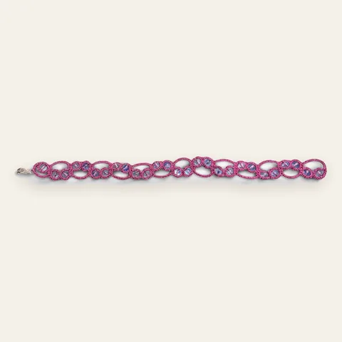 Pulsera Escarcha de Frambuesa: pulsera de eslabones de encaje frivolité tejido a mano en hilo metalizado color frambuesa, con cuentas de vidrio celeste lavanda