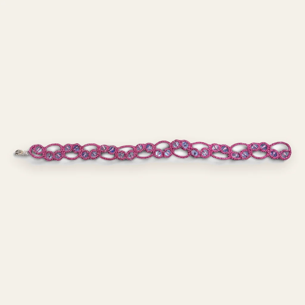 Pulsera Escarcha de Frambuesa: pulsera de eslabones de encaje frivolité tejido a mano en hilo metalizado color frambuesa, con cuentas de vidrio celeste lavanda