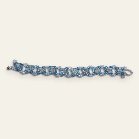 Pulsera Estrella Polar: pulsera de eslabones de encaje frivolité tejido a mano en hilo metalizado gris acero, con cuentas azul turquesa y cuentas facetadas blanco celeste