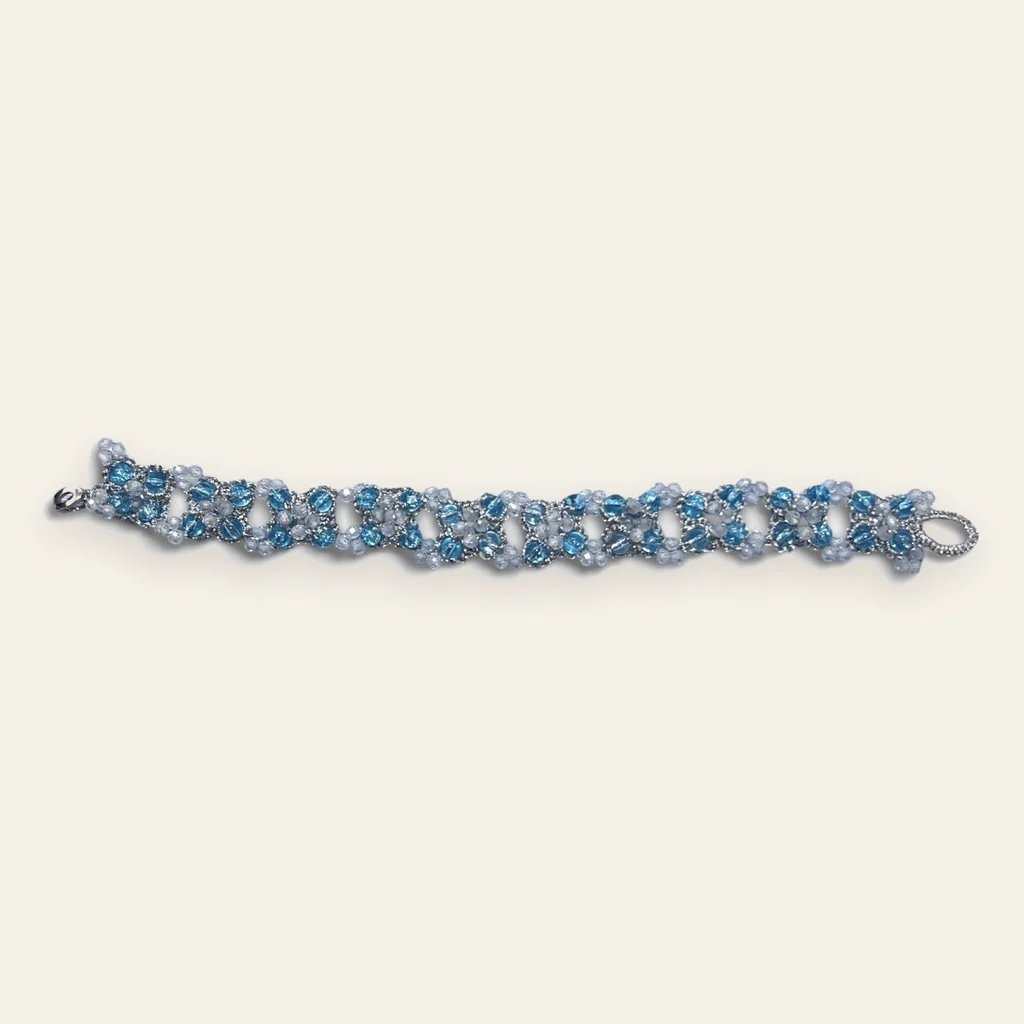 Pulsera Estrella Polar: pulsera de eslabones de encaje frivolité tejido a mano en hilo metalizado gris acero, con cuentas azul turquesa y cuentas facetadas blanco celeste