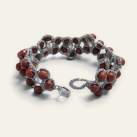 Pulsera Flor de Cobre: pulsera ancha de encaje frivolité tejido a mano en hilo metalizado plateado envejecido, con cuentas redondas color cobre con chispas doradas