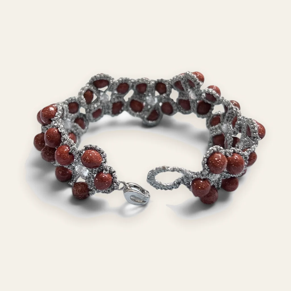 Pulsera Flor de Cobre: pulsera ancha de encaje frivolité tejido a mano en hilo metalizado plateado envejecido, con cuentas redondas color cobre con chispas doradas