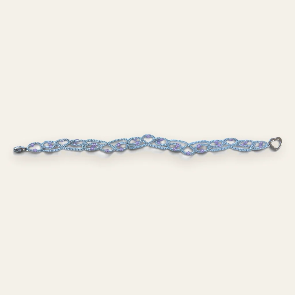 Pulsera Flor de Lavanda: pulsera de eslabones de encaje frivolité tejido a mano en hilo azul de acabado mate, con mostacillas facetadas color lila irisado