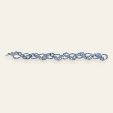 Pulsera Gota de Cristal: pulsera de eslabones de encaje frivolité tejido a mano en hilo metalizado plateado gris hielo, con cristales facetados incoloros y celestes