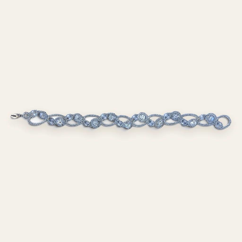 Pulsera Gota de Cristal: pulsera de eslabones de encaje frivolité tejido a mano en hilo metalizado plateado gris hielo, con cristales facetados incoloros y celestes