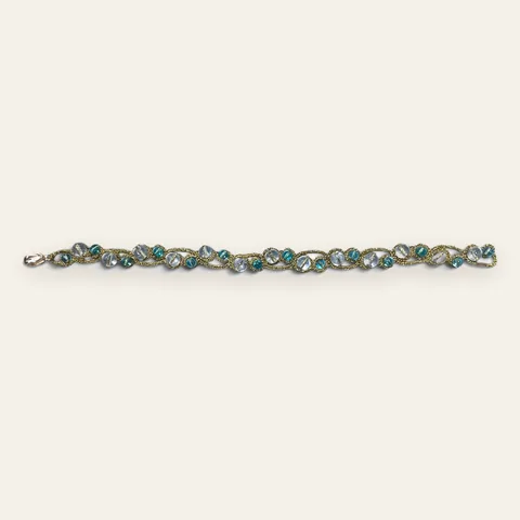 Pulsera Laguna Dorada: pulsera de eslabones de encaje frivolité tejido a mano en hilo metalizado dorado oliva, con esferas de vidrio transparente y cuentas turquesa