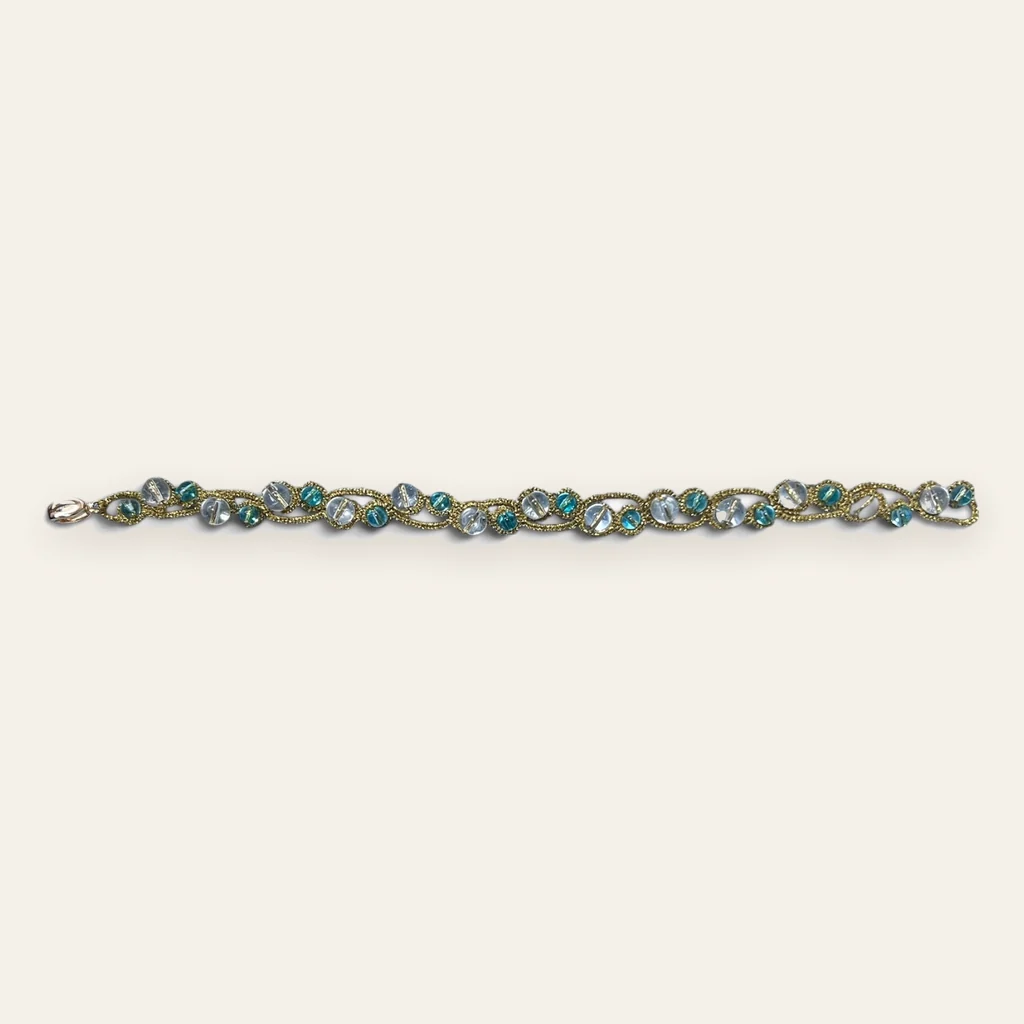 Pulsera Laguna Dorada: pulsera de eslabones de encaje frivolité tejido a mano en hilo metalizado dorado oliva, con esferas de vidrio transparente y cuentas turquesa