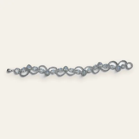 Pulsera Luz de Luna: pulsera de eslabones de encaje frivolité tejido a mano en hilo metalizado plateado claro, con cuentas opalescentes blanco azuladas