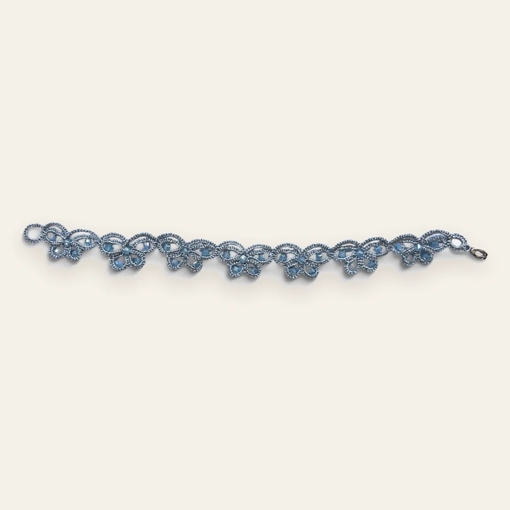 Pulsera Mariposa de Hielo: pulsera de eslabones de encaje frivolité tejido a mano en hilo metalizado plateado, con cristales facetados color celeste hielo