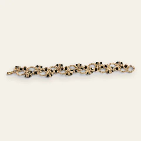 Pulsera Ónix Dorado: pulsera de eslabones de encaje frivolité tejido a mano en hilo metalizado dorado, con cristal facetado negro