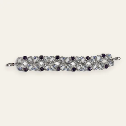 Pulsera Violeta de Plata: pulsera ancha de encaje frivolité tejido a mano en hilo metalizado plateado mate, con cuentas redondas violeta oscuro y cuentas translúcidas celeste lila